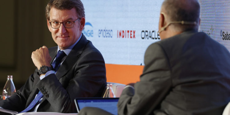 Feijóo ve “muy difícil” priorizar la vacunación de los más jóvenes sobre el resto