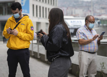 La mascarilla seguirá siendo opcional al aire libre si hay distancia social