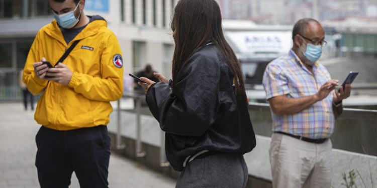 La mascarilla seguirá siendo opcional al aire libre si hay distancia social