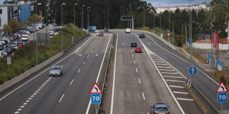 Trasladan al hospital a tres jóvenes cuyo vehículo se salió de la A-55 en Vigo