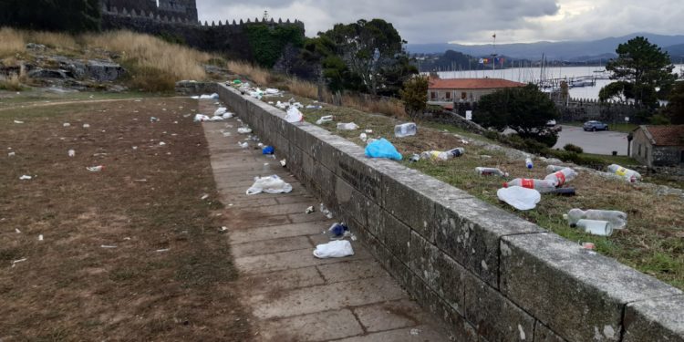 El botellón se descontrola en Baiona: «El plan del Concello es una farsa»