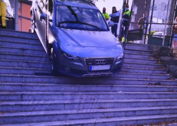 Un coche se precipita por una escalinata en Vigo