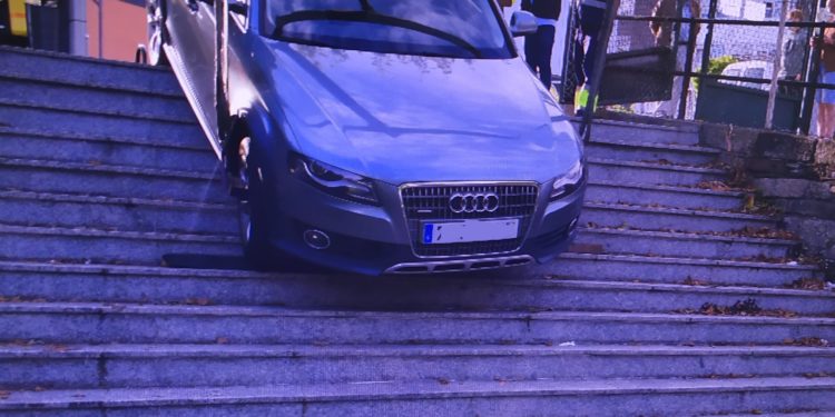 Un coche se precipita por una escalinata en Vigo