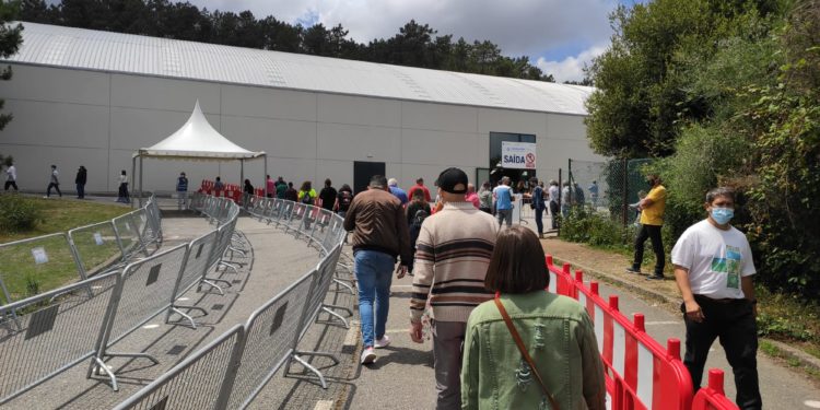 Vacunación Covid-19: Sanidade prepara la “autocita” para adultos pero no descarta menores