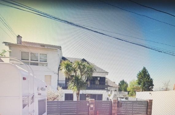 Multados en Vigo siete jóvenes madrileños que celebraban una fiesta en una casa de alquiler