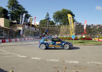 ‘Cohete’ Suárez, líder en el comienzo del Rallye Rías Baixas