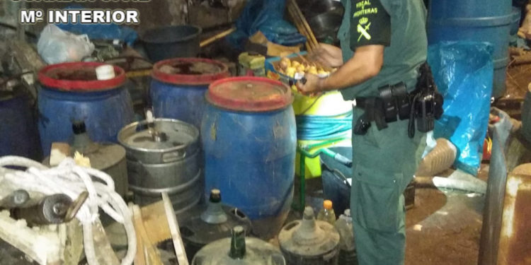 La Guardia Civil inmoviliza una partida de 600 litros de aguardiente y precinta siete alambiques en Moaña