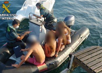 Rescatados cuatro menores en un hidropedal a la deriva a un kilómetro de la playa