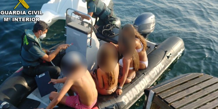 Rescatados cuatro menores en un hidropedal a la deriva a un kilómetro de la playa