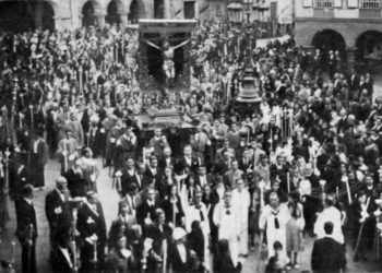 El globo eléctrico de López de Neira ilumina el Casco Vello