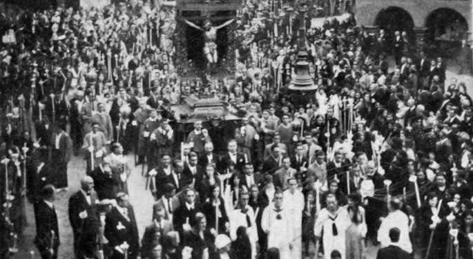 El globo eléctrico de López de Neira ilumina el Casco Vello