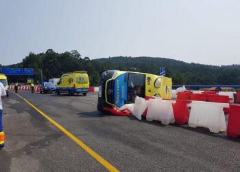 Tres heridos en Vigo al volcar una ambulancia en la «eterna» obra de la VG-20