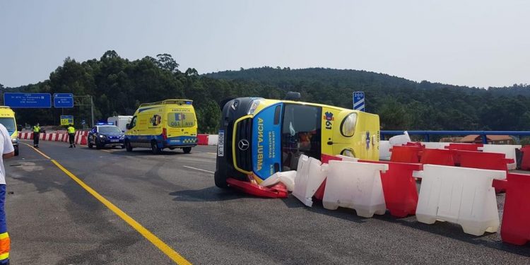 Tres heridos en Vigo al volcar una ambulancia en la «eterna» obra de la VG-20