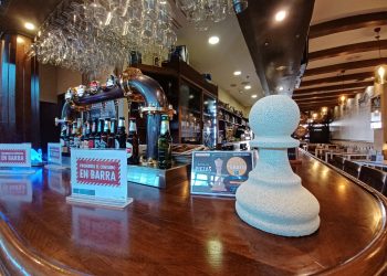 Travesía de Vigo regala (a diario) compras gratis escondidas en piezas de ajedrez gigantes