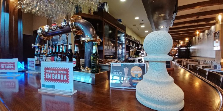 Travesía de Vigo regala (a diario) compras gratis escondidas en piezas de ajedrez gigantes