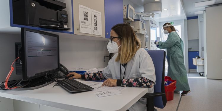 Vigo celebra su bajada de restricciones con reducción de casos, ingresos e incidencia