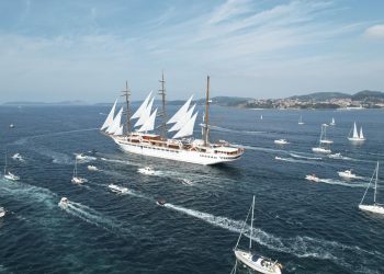 El «Sea Cloud Spirit» exhibe su esplendor en la ría y Vigo le da una gran despedida