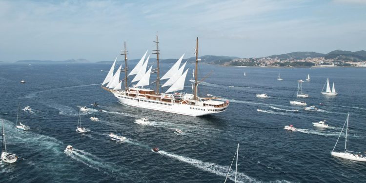 El «Sea Cloud Spirit» exhibe su esplendor en la ría y Vigo le da una gran despedida