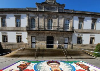 Frida Kahlo brilla sobre las flores en Vigo