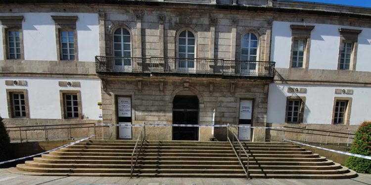 Frida Kahlo brilla sobre las flores en Vigo