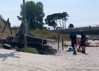 La Policía precinta una fuente en mal estado en una playa de Vigo
