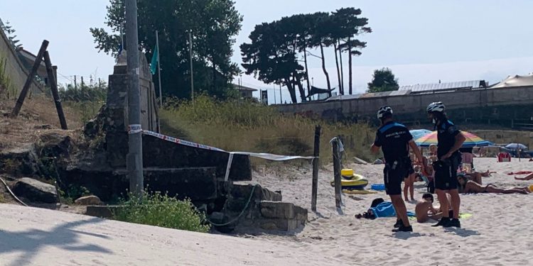 La Policía precinta una fuente en mal estado en una playa de Vigo