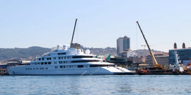 El «Azzam» finaliza su «refit» millonario tras cinco meses en Vigo y ya tiene fecha de salida