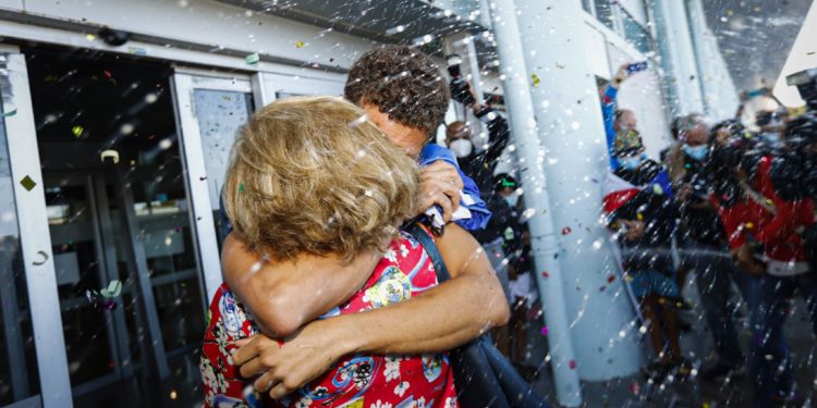 Champán y lágrimas para recibir a Nico