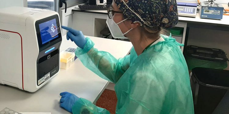 Los hospitales de Vigo dan otra batería de altas y ‘neutralizan’ los últimos diez días