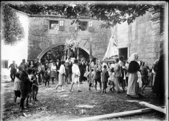 Descalzo en la romería de San Roque