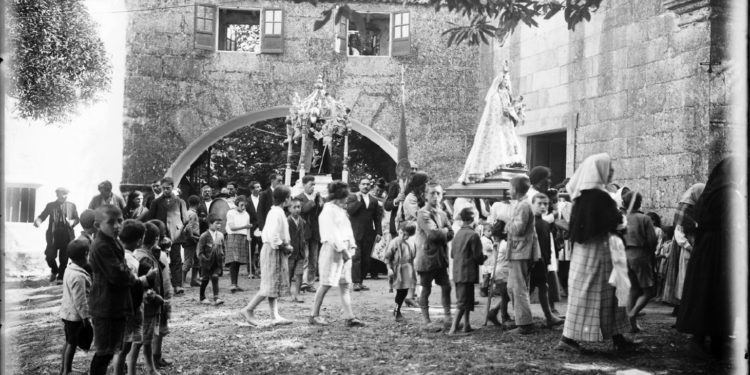 Descalzo en la romería de San Roque