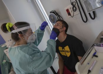 El área sanitaria de Vigo baja de los 100 contagios en 24 horas por primera vez en 40 días