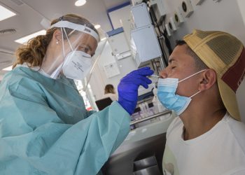 La incidencia del área sanitaria de Vigo baja de 250 y los pacientes activos, de 1.500