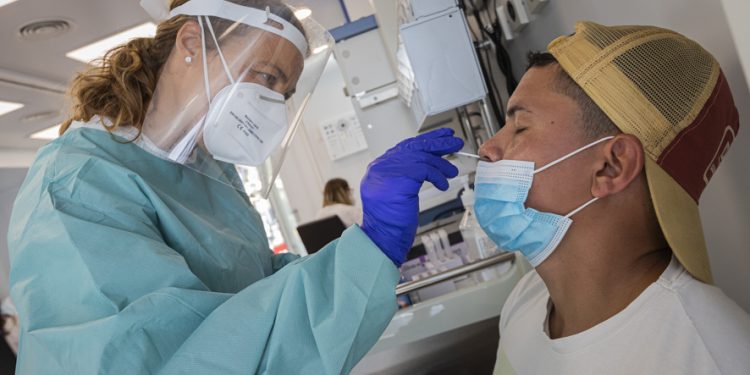 La incidencia del área sanitaria de Vigo baja de 250 y los pacientes activos, de 1.500