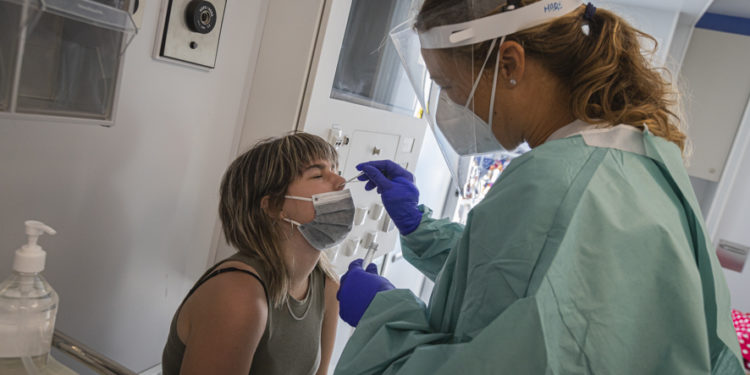 El área sanitaria de Vigo retoma las caídas: menos casos activos e incidencia acumulada