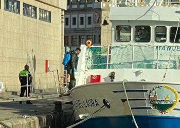 Desinfectan el «Manuel Laura», amarrado en Vigo con solo un marinero tras enviar al resto de la tripulación a casa
