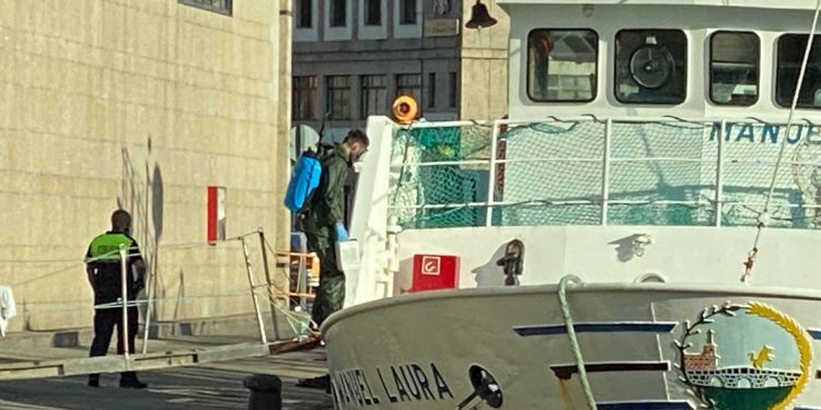 Desinfectan el «Manuel Laura», amarrado en Vigo con solo un marinero tras enviar al resto de la tripulación a casa