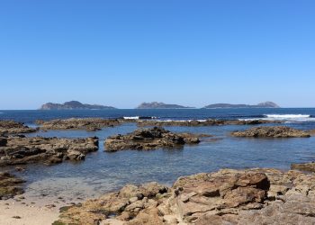 Rescatan a dos menores tras volcar su barco en Cabo Estai