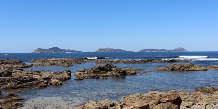 Rescatan a dos menores tras volcar su barco en Cabo Estai