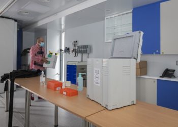 Galicia suma de nuevo más de un millar de contagios y un fallecido