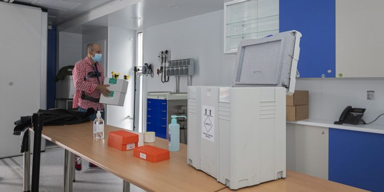 Galicia suma de nuevo más de un millar de contagios y un fallecido