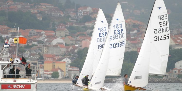 El “Regina” gana la Regata de Clásicos previa al Europeo Sur de Snipe tras una «desfeita» en la ría