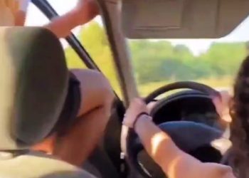 Temeridad grabada en O Porriño: deja el volante y saca el cuerpo del coche