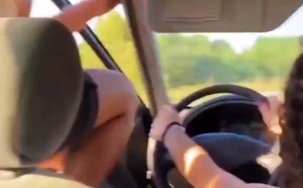 Temeridad grabada en O Porriño: deja el volante y saca el cuerpo del coche