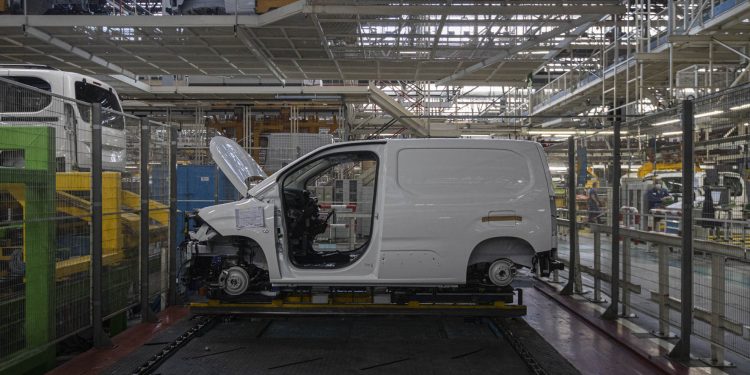 La producción en Stellantis Vigo vuelve antes de lo previsto tras la última parada