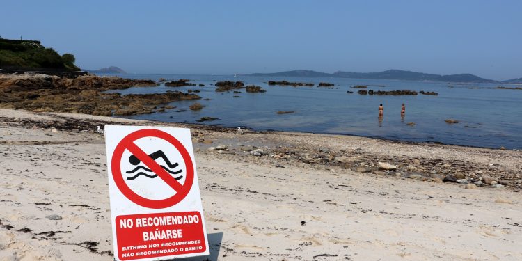 Cerrada al baño una playa de Vigo por un vertido