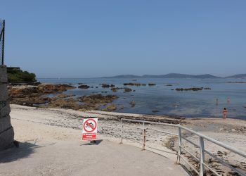 Reabre al baño la playa de Sobreira tras localizar el origen del vertido