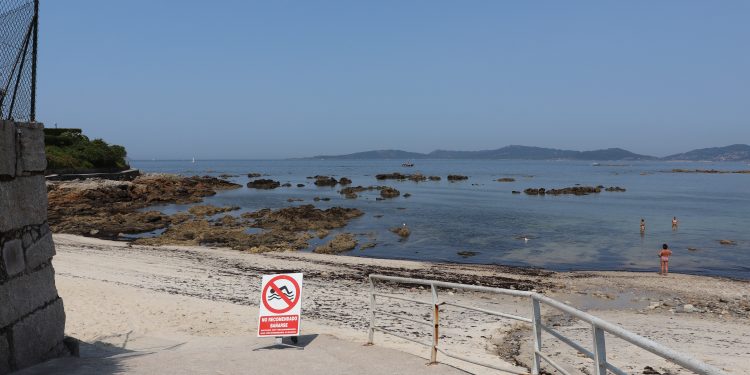 Reabre al baño la playa de Sobreira tras localizar el origen del vertido