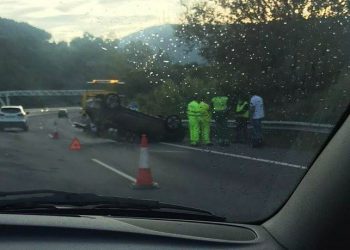 Dos heridos al volcar un vehículo en Moaña