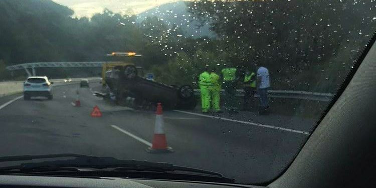 Dos heridos al volcar un vehículo en Moaña